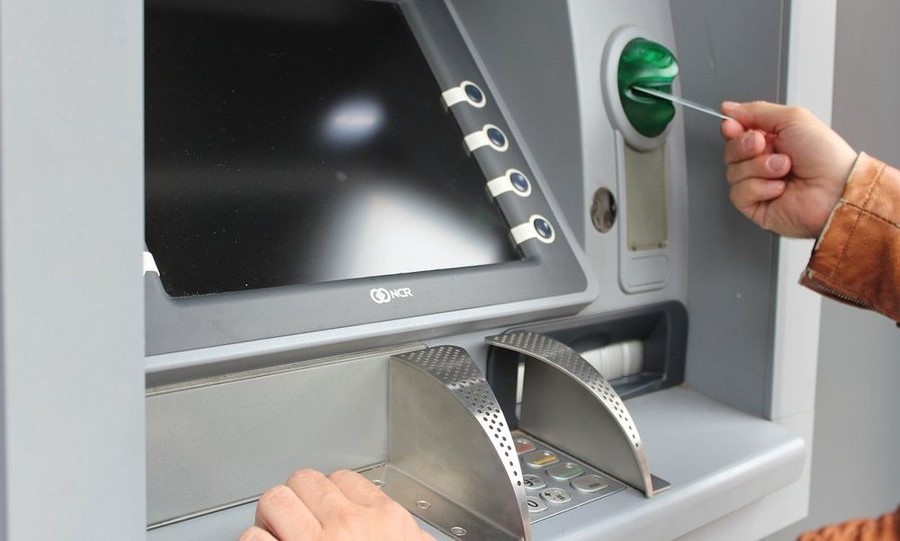 Tarifat për tërheqjen e lekëve në ATM, Komisioni i Konkurrencës i kërkon BSH të ndërhyjë